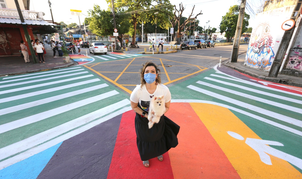 primeira dama natália posa na faixa de pedestre colorida